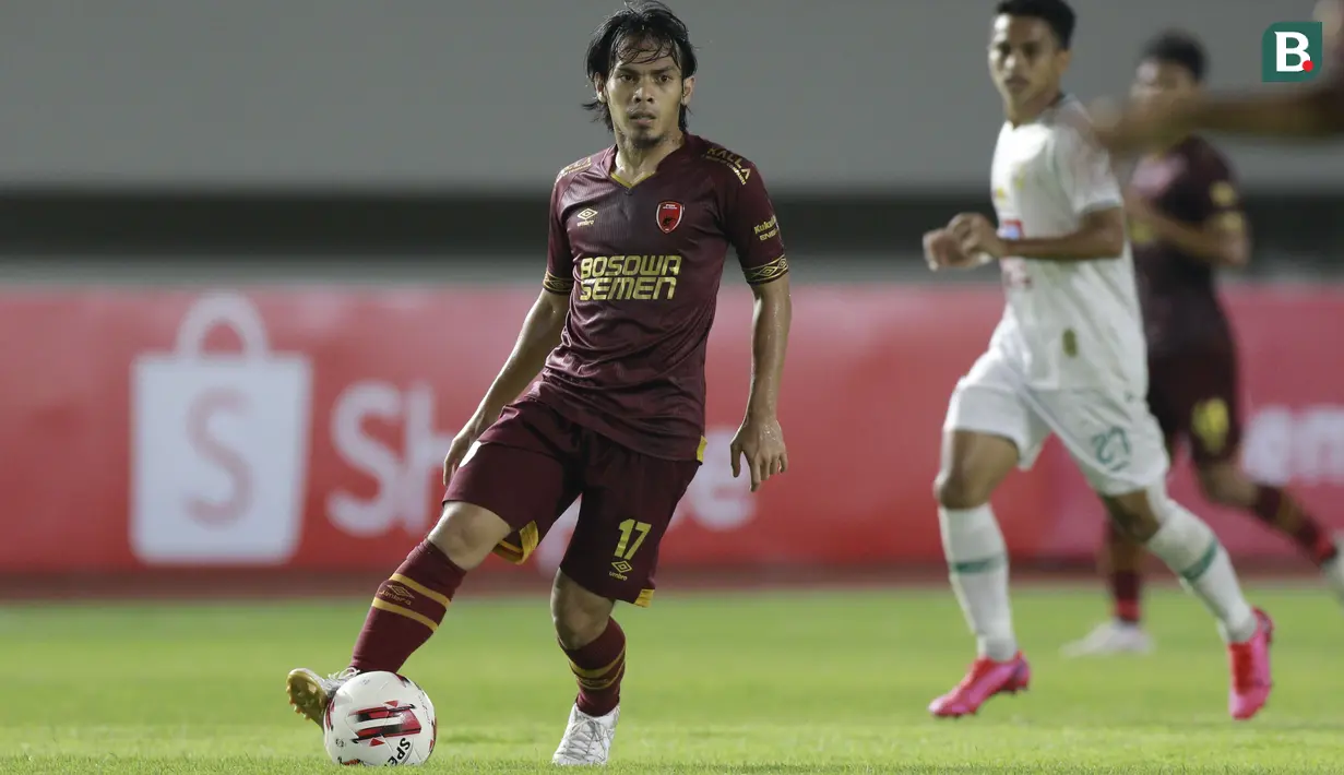 PSM mempunyai peluang lewat tendangan bebas Rasyid Bakri. Bola sebenarnya mengarah ke gawang, namun masih bisa diamankan Miswar Saputra. (Bola.com/M Iqbal Ichsan)