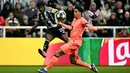 Begitu peluit pertandingan dibunyikan, Newcastle United langsung melancarkan tekanan agresif. Tampak dalam foto, gelandang Newcastle United asal Inggris, Anthony Elanga (kiri), melepaskan tembakan melewati bek Barcelona asal Portugal, Joao Cancelo, selama pertandingan leg pertama babak 16 besar Liga Champions 2025/2026 di St James' Park, Newcastle-upon-Tyne, timur laut Inggris pada Selasa 10 Maret 2026 waktu setempat atau Rabu 11 Maret 2026 dini hari WIB. (Paul ELLIS/AFP)