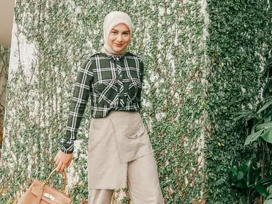 Melalui akun Instagram pribadinya, Irish Bella sendiri kerap mengunggah foto gaya OOTD. Bahkan, penampilannya yang kasual sering kali mencuri perhatian netizen. (Liputan6.com/IG/@_irishbella_)