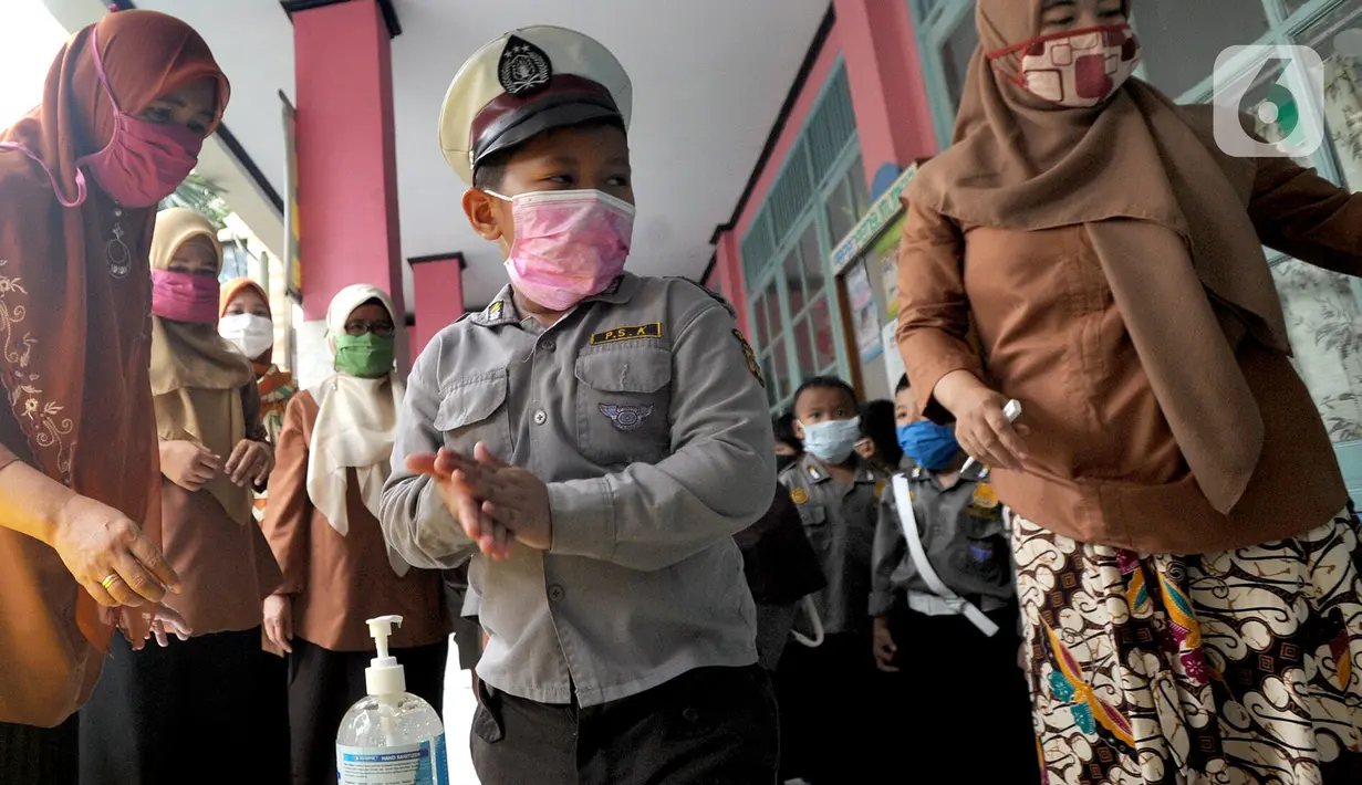 Murid Taman Kanak-kanak (TK) mencuci tangan dengan cairan antiseptik di  TK RA Hidayatusshibyan Cinere, Depok, Kamis (5/3/2020). Pihak sekolah menerapkan hidup bersih dengan mencuci tangan sebelum masuk kelas sebagai antisipasi mencegah wabah virus Corona COVID-19. (merdeka.com/Arie Basuki)