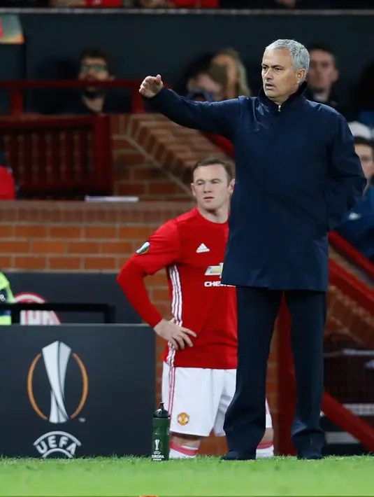 Pelatih Manchester United, Jose Mourinho mengintruksikan para pemainnya saat berhadapan dengan Zorya Luhansk pada laga Liga Eropa di Manchester, Inggris, (29/9). MU menang atas Zorya Luhansk dengan skor 1-0. (Reuters/Jason Cairnduff)