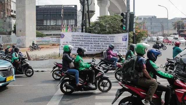 Spanduk Sosialisasi Ganjil Genap Terpampang di Jalan Fatmawati Raya
