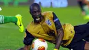 Pemain Vitoria Guimaraes Chris Malonga terjatuh saat bertanding pada Liga Eropa Grup I pertandingan sepak bola antara real Betis vs Vitoria Guimaraes di stadion Villamarin Benito, Sevilla (24/10/13). (AFP/Jorge Guerrero)