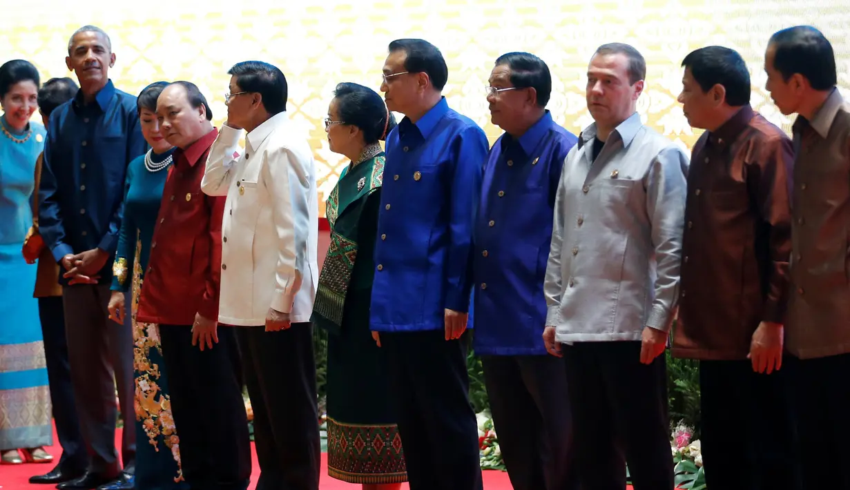 Presiden RI, Joko Widodo (kanan) bersebelahan dengan Presiden Filipina, Rodrigo Duterte (kedua kanan) saat pose bersama para pemimpin negara usai gala dinner KTT ASEAN di Vientiane, Laos, Rabu (7/9). (REUTERS / Soe Zeya Tun)