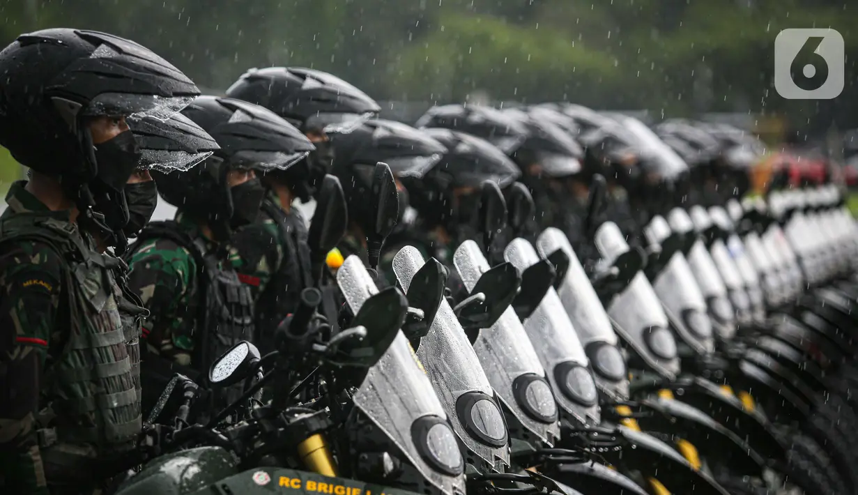 Pasukan TNI mengikuti gelar pasukan dalam rangka pengetatan PPKM Mikro DKI Jakarta di Lapangan Monas, Jakarta, Jumat (18/6/2021). Gelar pasukan dilakukan sebagai upaya menekan penyebaran COVID-19 di DKI Jakarta yang terus meningkat beberapa hari belakang. (Liputan6.com/Faizal Fanani)