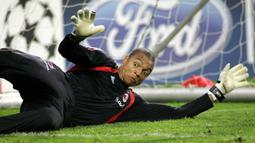 Dida - Kiper legendaris asal Brasil ini bermain selama 10 tahun untuk AC Milan. Dida dikenal dengan refleks dan kemampuannya melakukan penyelamatan dari jarak dekat. (AFP/Maartje Blijdenstein)