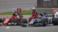 Sebastian Vettel harus menumpang mobil Pascal Wehrlein untuk kembali ke pit setelah balapan F1 GP Malaysia, Minggu (1/10/2017). (F1)