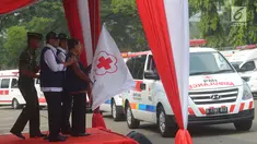 Ketua Umum Palang Merah Indonesia (PMI) yang juga  Wakil Presiden Jusuf Kalla melepas relawan PMI untuk Lebaran Tahun 2018 saat apel siaga di lapangan stasiun Gambir,Jakarta, Kamis (7/6). (Merdeka.com/Imam Buhori)