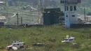 Serangan yang berdampak pada markas UNIFIL, khususnya di dekat Adchit Al Qusayr, Lebanon Selatan, mendapat kecaman keras sejumlah pihak, dan dianggap sebagai kejahatan perang jika dilakukan secara sengaja. Tampak dalam foto, Pasukan Perdamaian Perserikatan Bangsa Bangsa (PBB) di Lebanon (United Nations Interim Force in Lebanon/UNIFIL) terlihat dari Israel Utara, saat beroperasi di Lebanon Selatan, pada Rabu 29 April 2026. (AP Photo/Ariel Schalit)