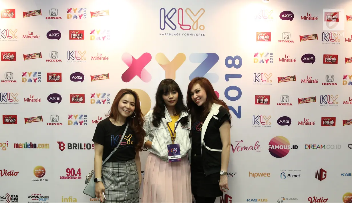 Pengunjung foto di booth XYZ Day 2018, Jakarta, Rabu (25/4). KLY merupakan grup media terkemuka Tanah Air yang juga menaungi Liputan6.com. (Liputan6.com/Herman Zakharia)