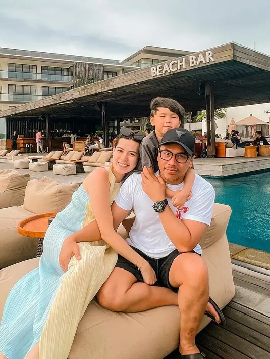 <p>Musisi Sammy Simorangkir membagikan kabar bahagia. Melalui tiga foto yang dibagikan, musisi berusia 40 tahun itu mengabarkan sang istri tengah hamil. Berikut potret kebahagiaan Sammy dan keluarga saat menikmati liburan. [Instagram/sammysimorangkir]</p>