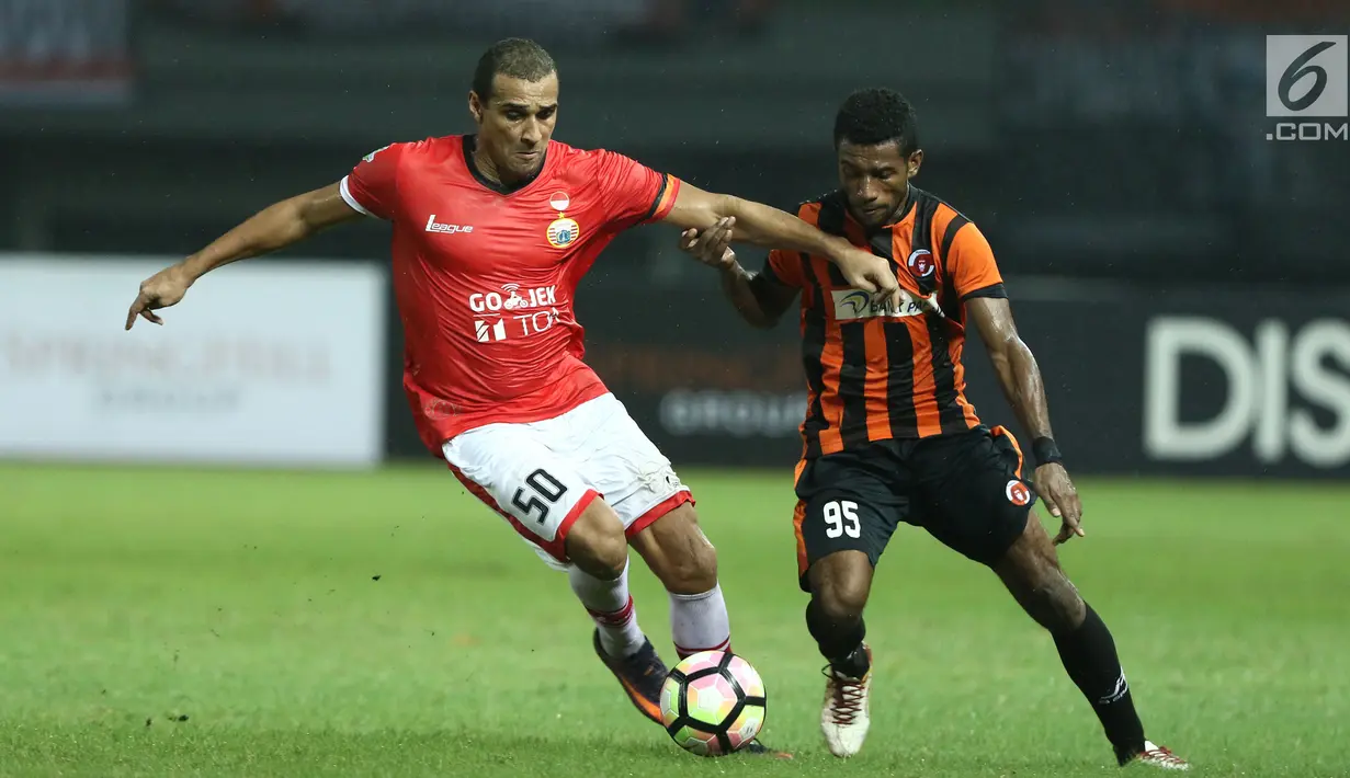 Penyerang Persija, Bruno Lopes (kiri) berebut bola dengan bek Perserui, Kelvin Wopi dilanjutan Liga 1 Indonesia di Stadion Patriot Candrabhaga, Bekasi, Selasa (13/6). Persija menang telak 3-0 atas perserui. (Liputan6.com/Helmi Fithriansyah)