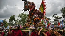 Warga mengarak kendaraan hias berisi durian dan buah lainnya selama festival durian “Kenduren Wonosalam” di desa Wonosalam, Jombang, Jawa Timur, 23 Februari 2025. (JUNI KRISWANTO/AFP)