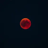 Fenomena Super Blood Moon 2021 lebih spesial karena karena hanya terjadi ratusan tahun sekali dengan durasi waktu yang singkat. (Foto: Unsplash.com/Maik Jonietz).