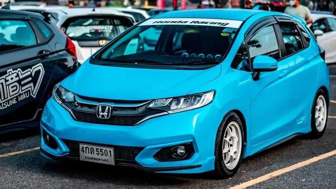 Permainan warna merupakan salah satu sektor yang dapat mempercantik dashboard mobil agar lebih stylish.  Pilihan warna biru muda yang dipadukan dengan velg putih membuatnya terlihat bersih, simpel, minimalis namun tetap eye-catching.  (Sumber: Instagram/@anonkamsam)
