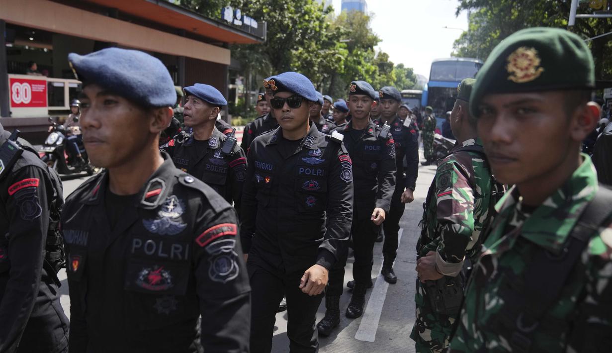 Pasca-aksi unjuk rasa yang berlangsung ricuh, ratusan personel dari TNI dan Polri dikerahkan untuk melakukan patroli keliling kota Jakarta. (AP Photo/Dita Alangkara)