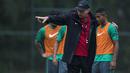 Pelatih timnas Indonesia, Alfred Riedl, memberikan arahan saat berlatih jelang Piala AFF 2016 di Lapangan Sekolah Pelita Harapan, Banten, Selasa (15/11/2016). Indonesia akan menghadapi laga perdana melawan Thailand. (Bola.com/Vitalis Yogi Trisna)