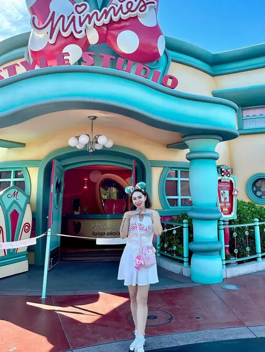 "Payah nih anak2, jawab aja YES (sekali2 napa)," tulis Femmy. Salah satu yang dikunjungi adalah Disneyland. [Instagram/femmypermatasari]