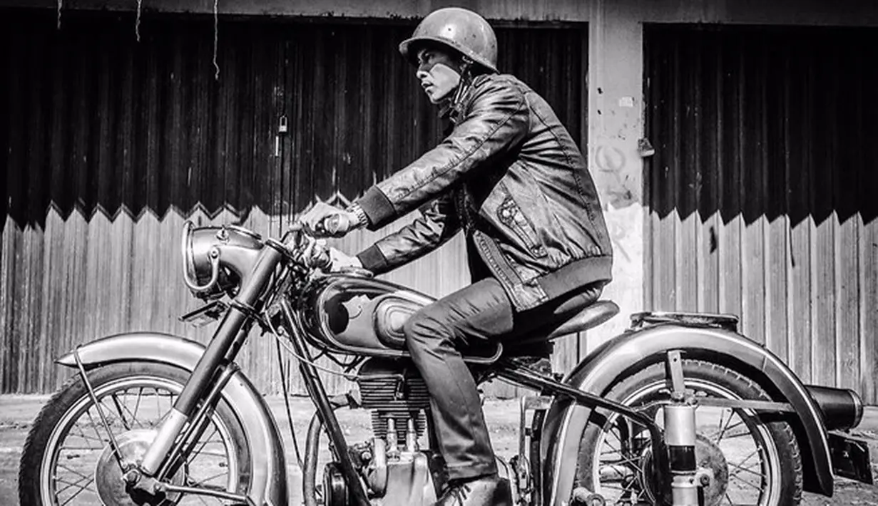 Tak melulu mengendarai motor gede modern, dirinya juga cukup sering naik motor klasik. Meski demikian penampilannya saat pakai jaket kulit dan lengkap dengan helm tetap memesona. (Liputan6.com/IG/@fandych)
