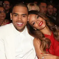 Rihanna menjelaskan keputusan kontroversialnya untuk kembali bersama dengan Chris Brown pada tahun 2012, tiga tahun setelah pertengkaran mereka yang membuat wajahnya berdarah. (AFP/Bintang.com)