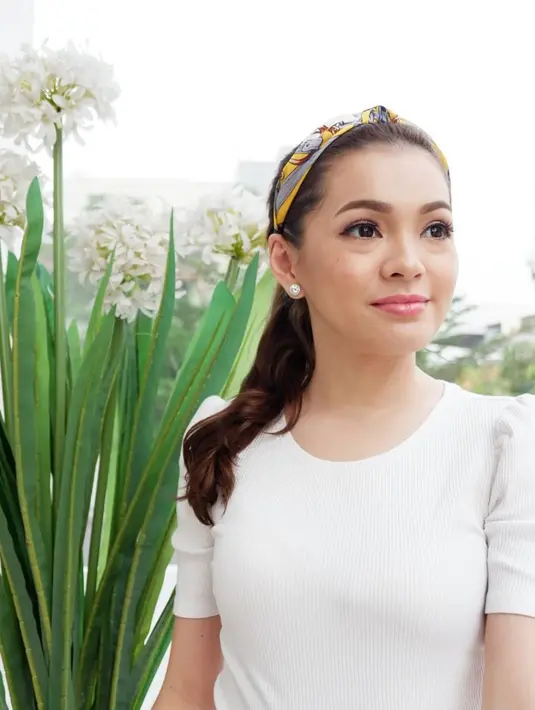 Maya mengatakan karena kesukaannya menabung membuat pengeluarannya selalu lebih kecil dari pemasukannya. Kini, saat pekerjaan berkurang di tengah pandemi, Maya masih bisa bertahan dengan uang tabungannya. (Instagram/mayaseptha7)