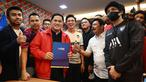 Menteri Badan Usaha Milik Negara (BUMN), Erick Thohir resmi mendaftar sebagai Calon Ketua Umum (Caketum) PSSI untuk periode 2023-2027, Minggu (15/1/2023). Kedatangan Eric Thohir tersebut didampingi sejumlah voters seperti Raffi Ahmad dari RANS Nusantara FC, Kaesang Pangarep dari Persis Solo, hingga Atta Halilintar dari FC Bekasi City. (Bola.com/M Iqbal Ichsan)