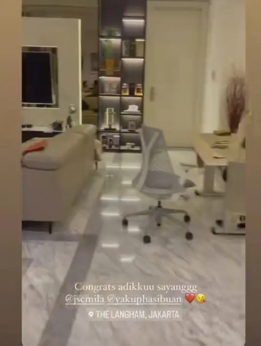 <p>Rumah ini sendiri didominasi dengan warna putih. Terlihat ruang tengah di rumah ini dilengkapi satu set meja. [Foto: instagram.com/jesicamila03]</p>