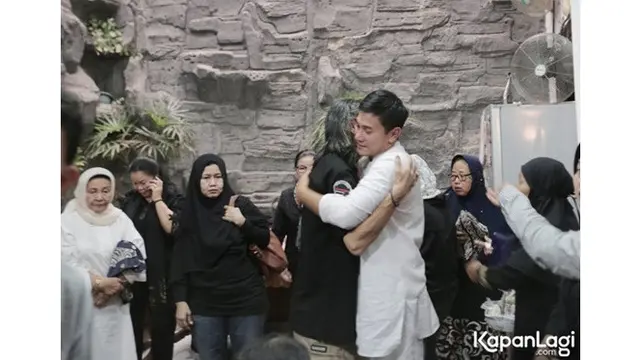 Ibunda Meninggal, Ini 6 Momen Vino G Bastian Tahan Tangis di Rumah Duka