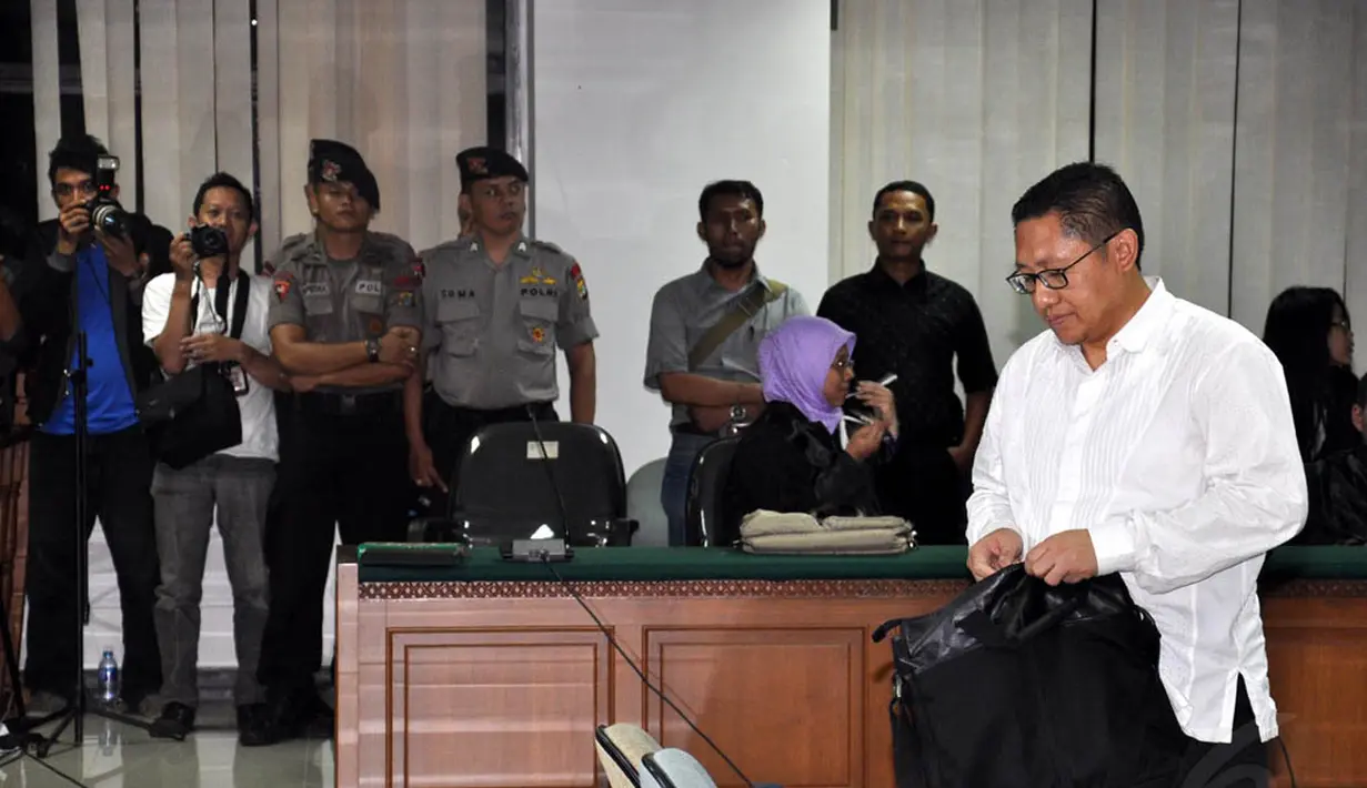 Ekspresi Anas Urbaningrum usai pembacaan vonis di Pengadilan Tipikor Jakarta, (24/9/14). (Liputan6.com/Miftahul Hayat)