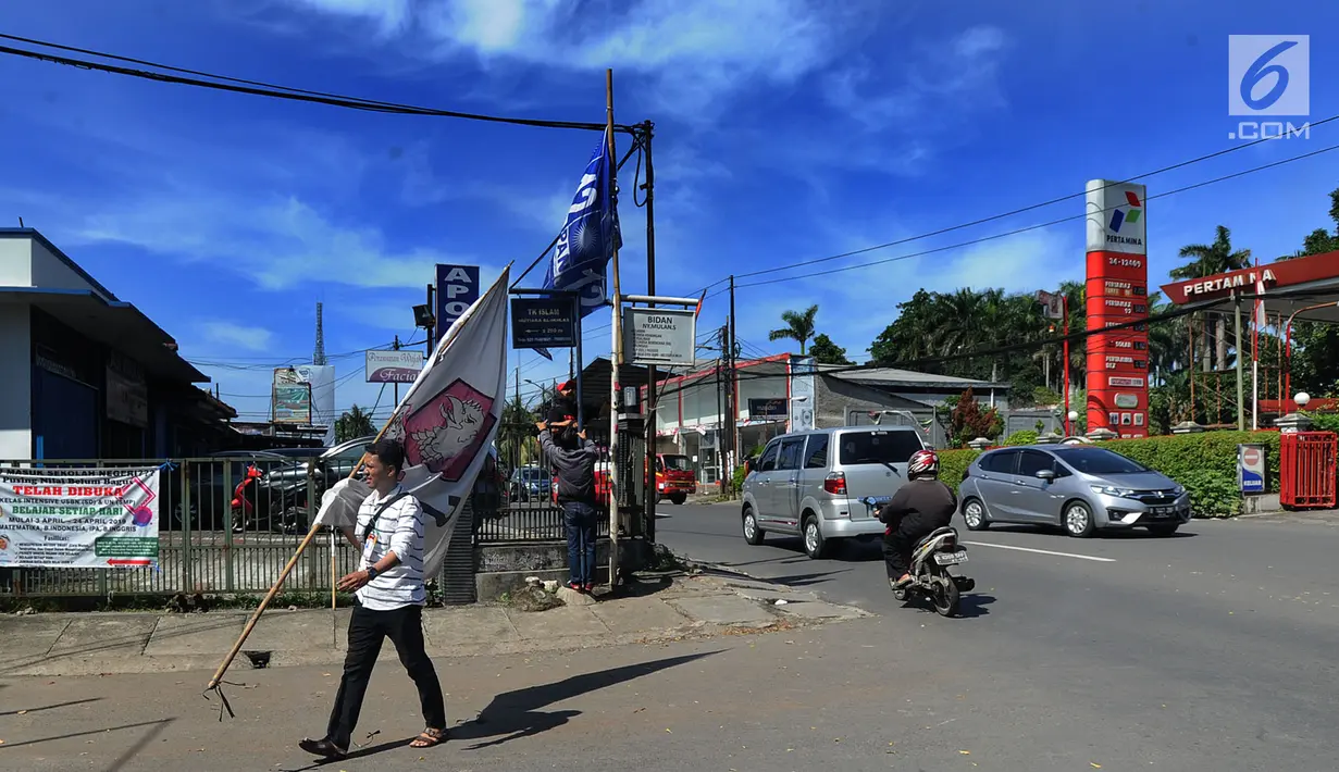 Petugas Bawaslu membersihkan alat peraga kampanye (APK) Pemilu 2019 di kawasan Lebak Bulus, Jakarta Selatan, Minggu (14/4). Pencoptan yang melibatkan tenaga PPSU ini sebagai tindak lanjut masa tenang Pemilu 2019 hingga hari pencoblosan 17 April mendatang. (merdeka.com/Arie Basuki)