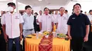 Ketua Umum PBSVSI, Imam Sudjarwo (tengah) bersama para pengurus dan beberapa tamu saat hadir di perayaan hari ulang tahun ke-71 yang dilaksanakan di Gedung Serbaguna Padepokan Voli Sentul, Kamis (26/2/2026) sore WIB. (Bola.com/Abdul Aziz)