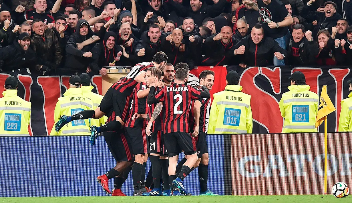 Pemain AC Milan merayakan gol yang behasil dicetak oleh Leonardo Bonucci saat melawan Juventus dalam pertandingan Serie A Italia di Stadion Allianz di Turin (31/3). (Alessandro Di Marco/ANSA via AP)