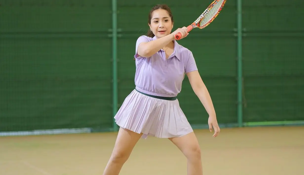 Salah satu momen Nagita bermain tenis bersama Raffi, ia tampil mengenakan polo t-shirt dengan rok tenis serba lilac. [Foto:  IGraffinagita1717/gegeelisa94].