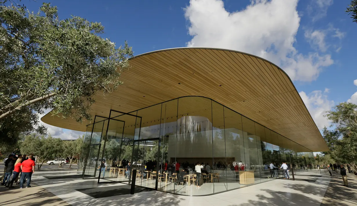 Fasilitas Visitor Center di kawasan Apple Park yang resmi dibuka untuk umum di Cupertino, California, Jumat (17/11). Visitor Center dilengkapi dengan atap yang terbuat dari bahan serat fiber kantilever sehingga membuatnya tampak melayang (AP/Eric Risberg)