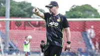 Pelatih Persik Kediri, Marcelo Rospide. (Bola.com/Gatot Sumitro)