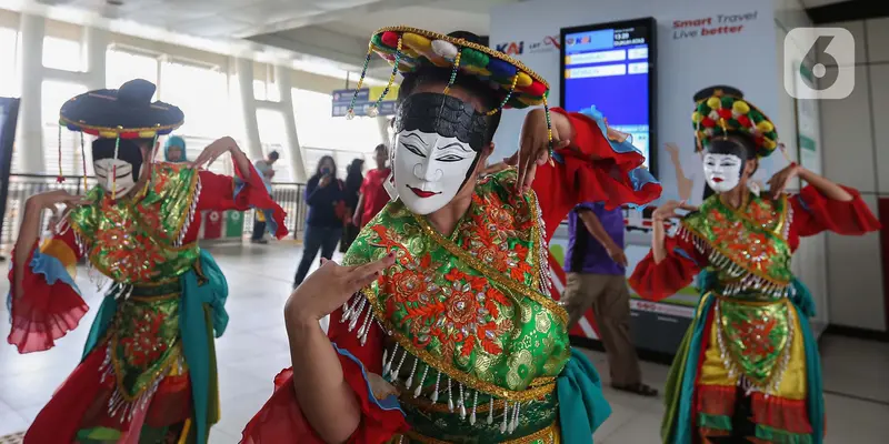 HUT Jakarta ke-497, Tari Topeng Betawi Hibur Pengguna LRT Jabodebek