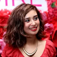 Setiap wanita memiliki cara tersendiri untuk tetap tampil cantik, dengan make up misalnya. Begitu juga dengan Ayushita yang memahami betul hal itu, apalagi sebagai publik figur ia sering kali bertemu dengan banyak orang. (Andy Masela/Bintang.com)