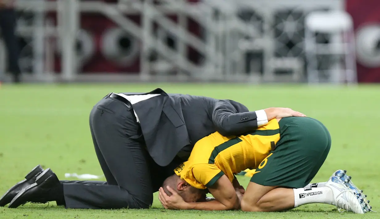 Perjuangan Australia untuk lolos ke Piala Dunia 2022 tidak mudah. Sebab, mereka harus melewati jalur play-off kontinental sebelum mengamankan satu tempat di Qatar. Jalan mereka sangat panjang. (AFP/Mustafa Abumunes)