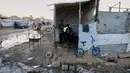 Untuk diketahui, Perserikatan Bangsa-Bangsa (PBB) memperkirakan sekitar 92 persen dari seluruh bangunan tempat tinggal, atau kurang lebih 436.000 hunian di Gaza, termasuk Jabalia telah rusak atau hancur sejak dimulainya konflik pada Oktober 2023 lalu. Tampak dalam foto, seorang tukang cukur memotong rambut seorang pria di dalam tenda darurat di kamp pengungsian di Jabalia, di bagian utara Jalur Gaza, Minggu 7 Desember 2025. (AP Photo/Jehad Alshrafi)