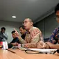 Direktur Hukum PSSI, Aristo Pangaribuan (kedua kanan) memberikan keterangan di kantor PSSI, Jakarta, Selasa (8/3/2016). Tim hukum PSSI memberikan penyataan terkait putusan Mahkamah Agung terhadap SK Pembekuan PSSI. (Liputan6.com/Helmi Fithriansyah)