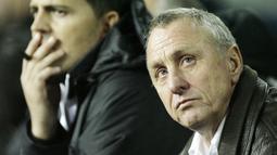 Johan Cruyff - Legenda Timnas Belanda dan Barcelona ini terkenal sebagai perokok berat baik saat menjadi pemain maupun pelatih. Dalam sehari Cruyff mampu menghisap rokok hingga 20 batang. (AFP/Josep Lago)
