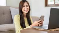 Seorang wanita melakukan transaksi via smartphone. (Sumber: katcha.natsarin@gmail.com/depositphotos.com)