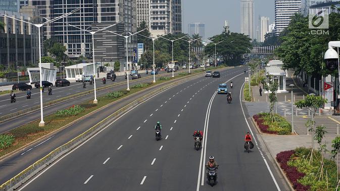 Sejumlah kendaraan bermotor melintas di Jalan Jenderal Sudirman, Jakarta, Rabu (22/5/2019). Adanya unjuk rasa dan kericuhan usai pengumuman hasil Pemilu 2019 menyebabkan ruas jalan protokol tersebut berbeda dengan hari biasa yang diwarnai kemacetan. (Liputan6.com/Immanuel Antonius)