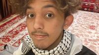Ezra Ray Saputra, desainer kembang api usia 19 tahun. Ia mahasiswa Program International Undergraduate Jurusan Ilmu Komunikasi Universitas Gadjah Mada. (Foto: Dok. Koleksi Pribadi Ezra Ray Saputra)