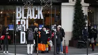 Sejumlah orang berjalan melewati poster "Black Friday" di Paris, Prancis, pada 4 Desember 2020. Sempat ditunda selama sepekan akibat karantina wilayah (lockdown) nasional, pesta belanja tahunan "Black Friday" di Prancis akhirnya dimulai pada Jumat (4/12). (Xinhua/Gao Jing)