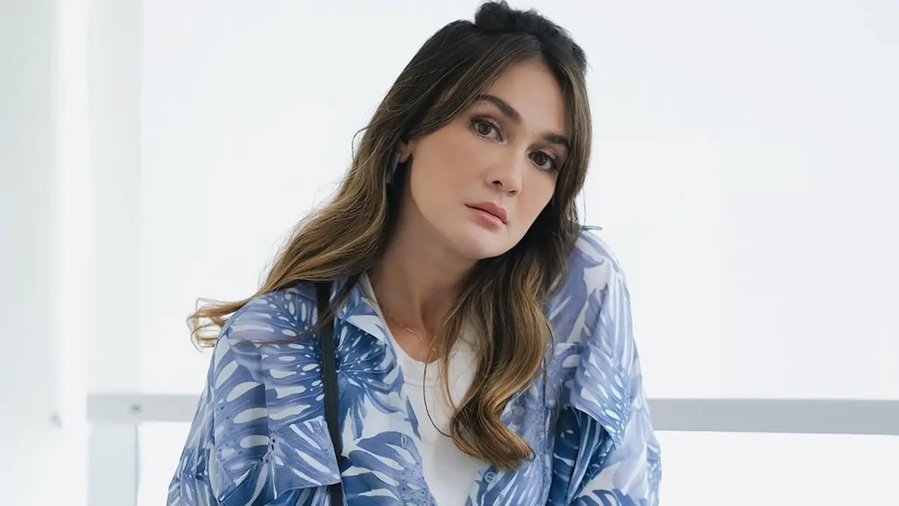 FOTO: Gaya Kasual Luna Maya, Tetap Stylish dan Menawan