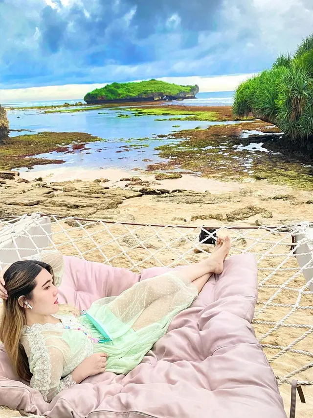 6 Momen Liburan Via Vallen di Yogyakarta, Main di Pantai Parangtritis