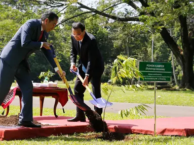 Presiden Joko Widodo (Jokowi) dan Perdana Menteri China Li Keqiang menanam pohon kamper di halaman belakang Istana Bogor, Senin (7/5). Penanaman pohon itu sebagai tanda persahabatan kedua negara yang semakin tumbuh dan berkembang. (Beawiharta/Pool via AP)
