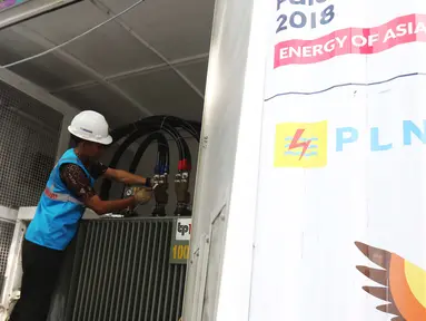 Teknisi mengecek Power Bank dan Mobile UPS penyuplai listrik di Hotel Sultan, Jakarta, (15/2). Pemasangan alat yang disediakan PLN itu untuk penyuplai pasokan listrik acara debat capres dan cawspres  kedua pada Minggu besok. (Liputan6.com/Angga Yuniar)