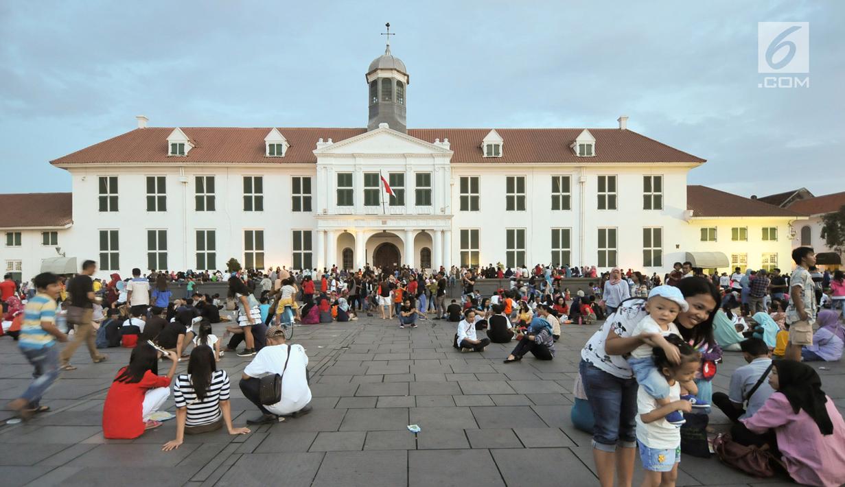Sejumlah pengunjung berwisata di kawasan wisata Kota Tua, Jakarta, Selasa (27/6). Memasuki libur lebaran hari ke-3, kawasan wisata Kota Tua penuh dikunjungi warga. (Liputan6.com/Yoppy Renato)